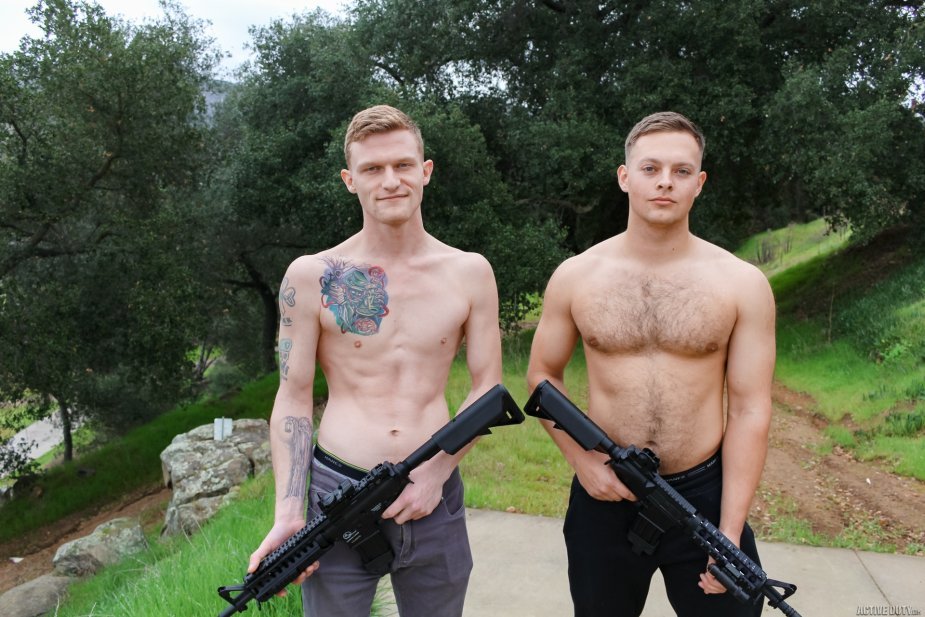 Huge Dick Army Males Fuck In The Barracks
