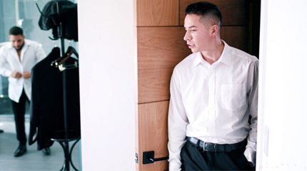 Best man convinces him to cancel his wedding